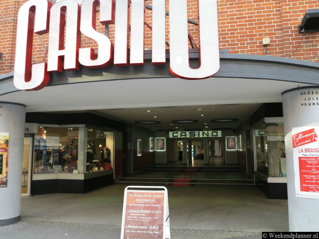 Zoals in zoveel badplaatsen in Frankrijk heeft ook Calais een Casino. Het casino van Calais ligt in de winkelstraat Rue Royale.